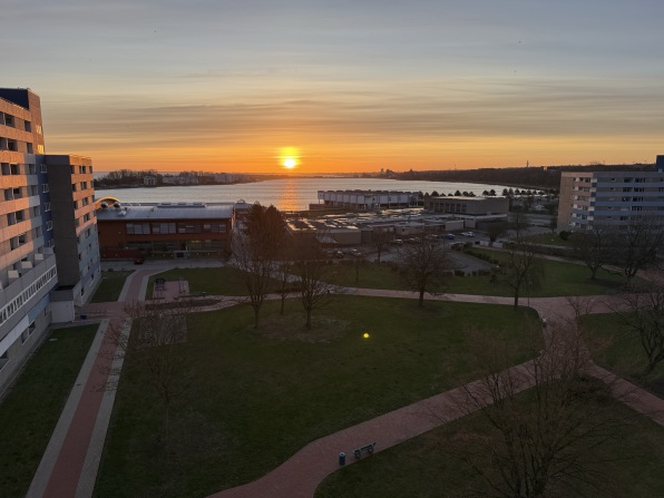 Blick aus der Ferienwohnung im Ferienpark Heiligenhafen auf den Sonnenaufgang über Binnensee und Ostsee
