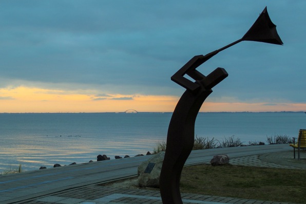Skulptur an der Promenade in Heiligenhafen mit Ostseeblick, Fehmarnsundbrücke und Fehmarn im Hintergrund
